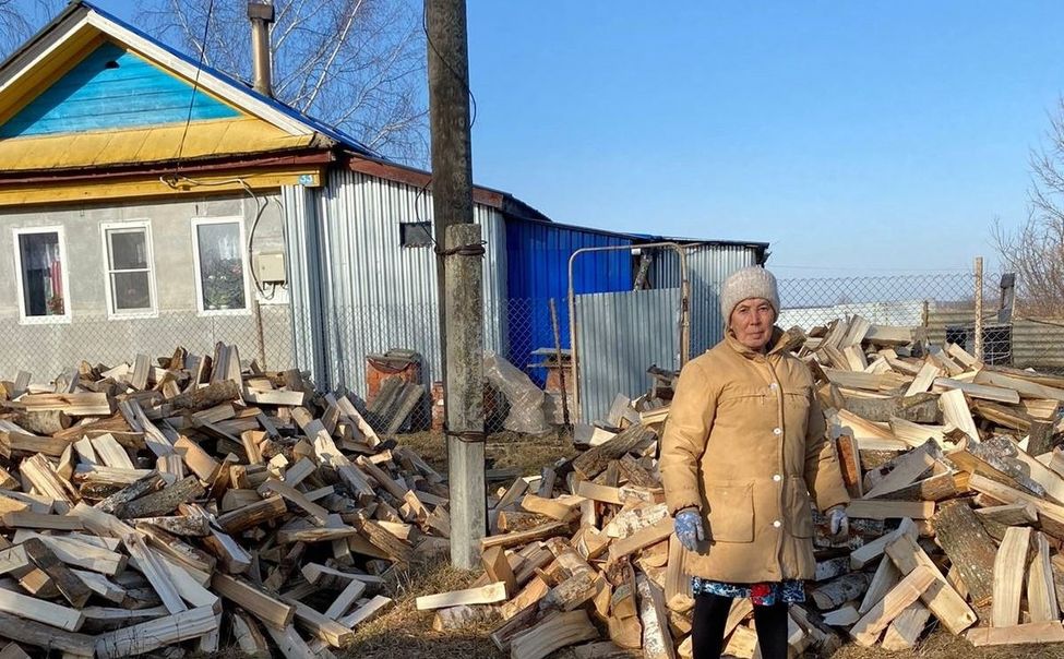 В Чувашии нуждающимся пожилым людям помогают с дровами