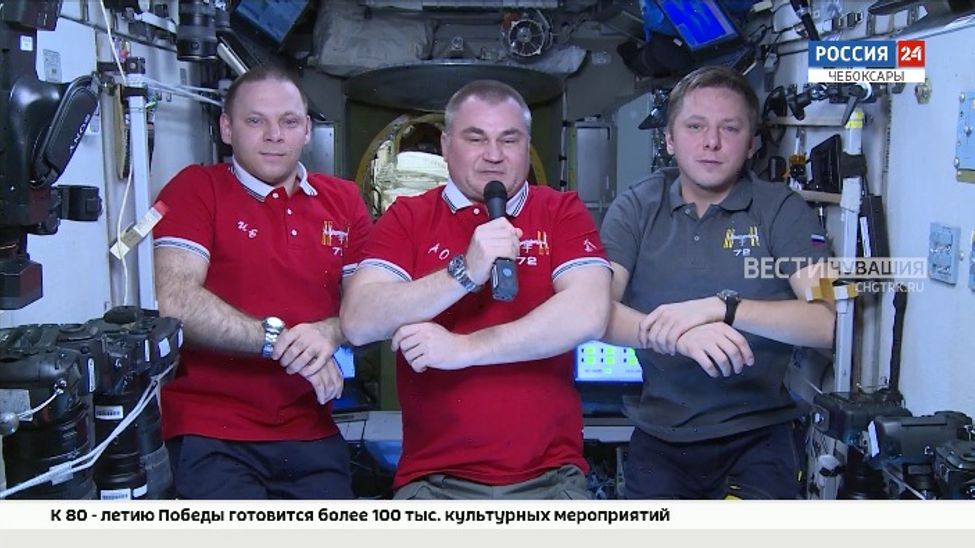 Русский драмтеатр с успешной премьерой поздравили с орбиты 