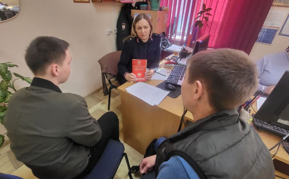 В Чебоксарах полицейские нашли школьников, оплевавших зеркало в лифте 