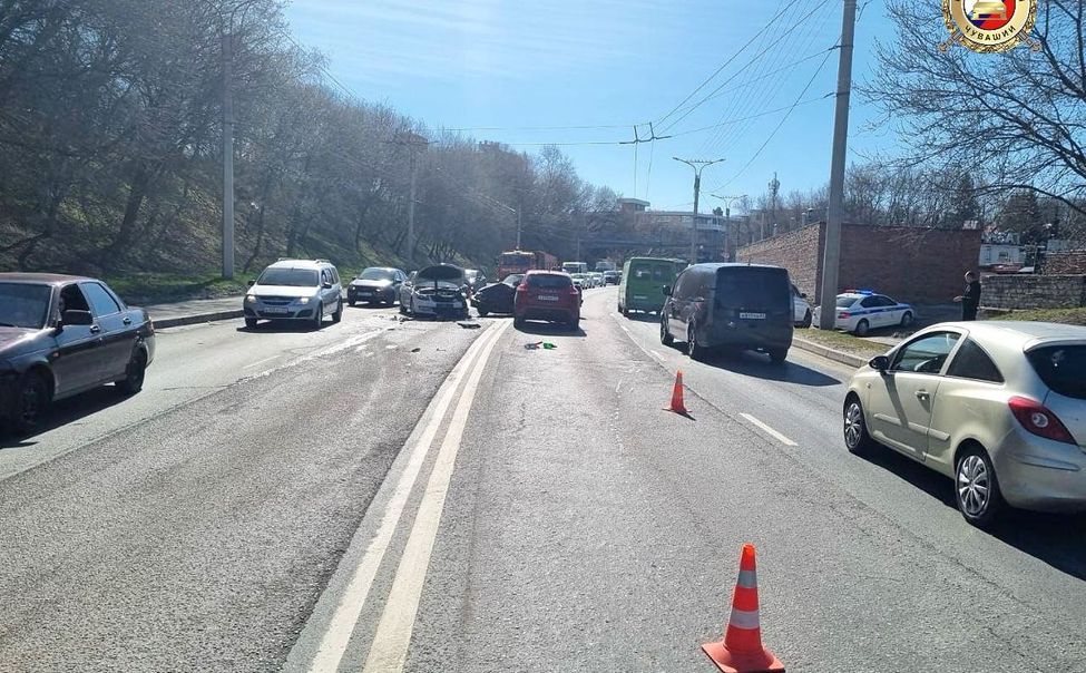 В Чебоксарах возле Лакреевского леса произошло массовое ДТП. Пострадали 3 человека