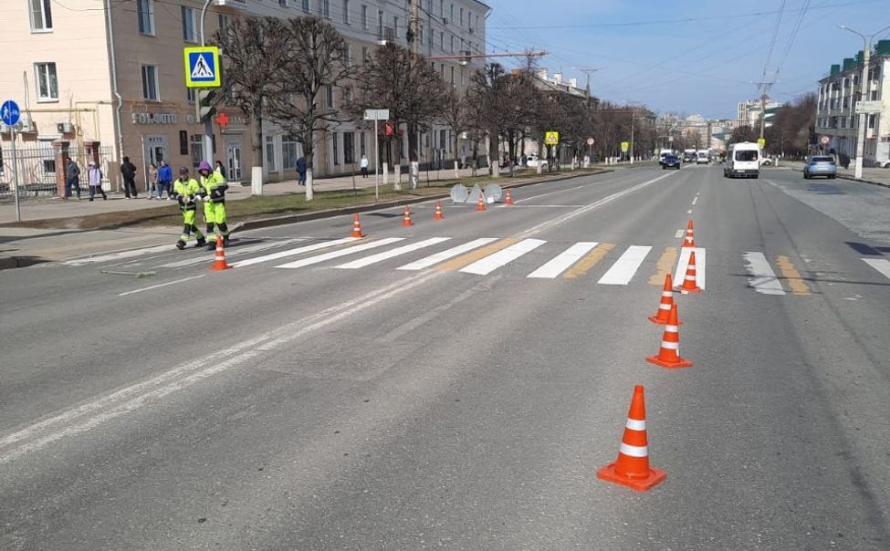 В Чебоксарах дорожники наносят горизонтальную разметку