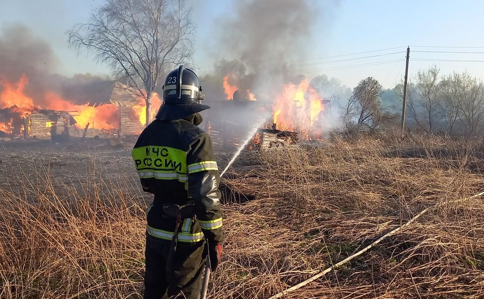 В Порецком округе пожар перекинулся с поля на село