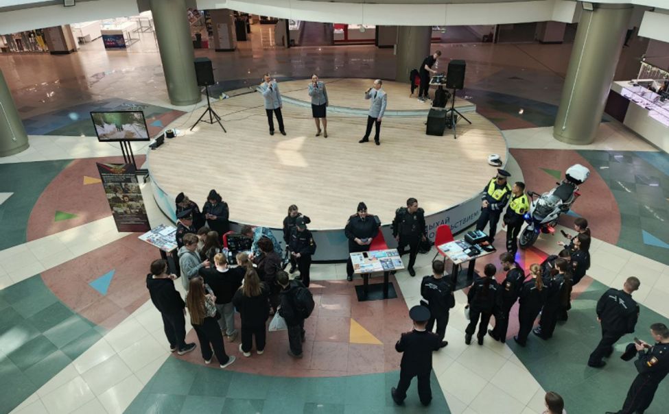 Посетителям чебоксарского ТЦ полицейские рассказали о своей работе 