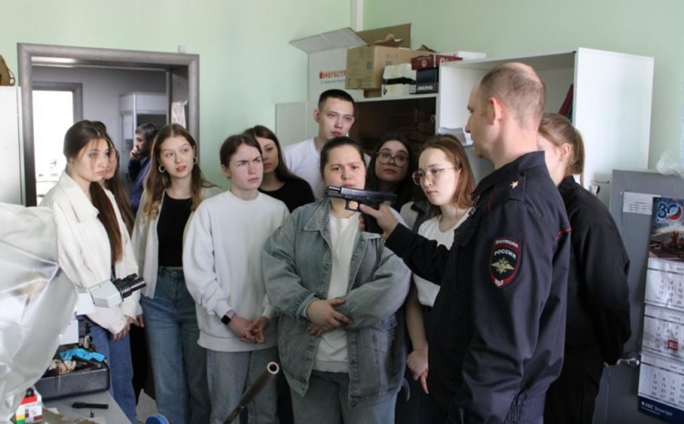 В Чувашии эксперты МВД рассказали о своей службе студентам химического факультета ЧГУ