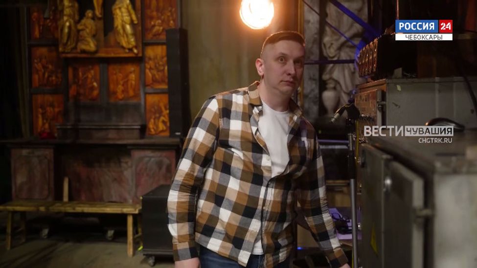 В театре "Волга Опера" рассказали, как ухаживают за 40-летним занавесом весом в полтонны