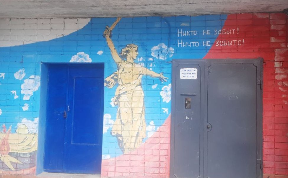 В Чебоксарах жители домов украшают подъезды ко Дню Победы