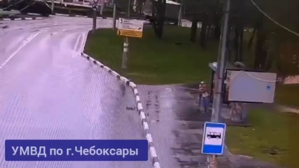 В Чебоксарах на кольце "Ромашка" опрокинулся фургон