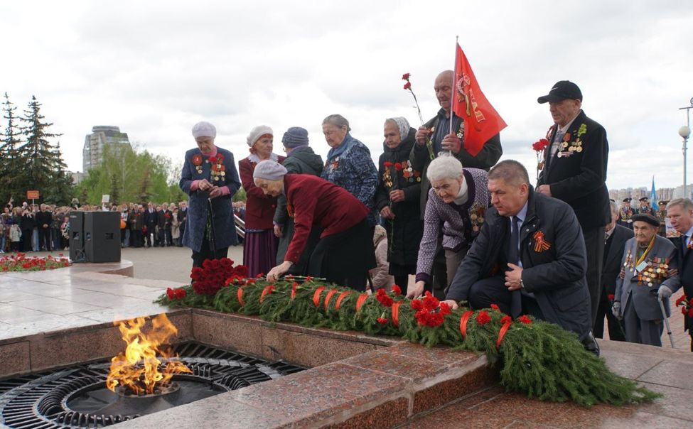 В Чебоксарах состоялось возложение цветов к Вечному огню