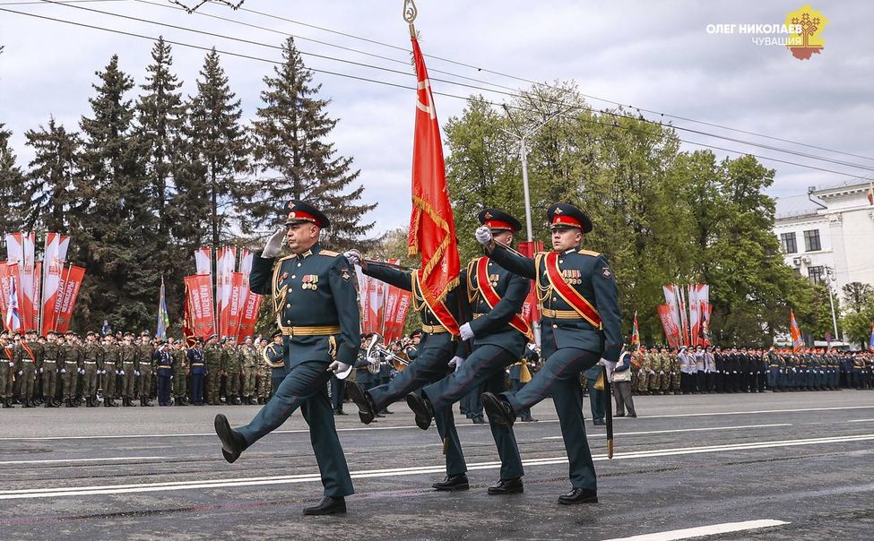 В военном параде в Чебоксарах приняли участие более 700 военнослужащих и 75 единиц техники