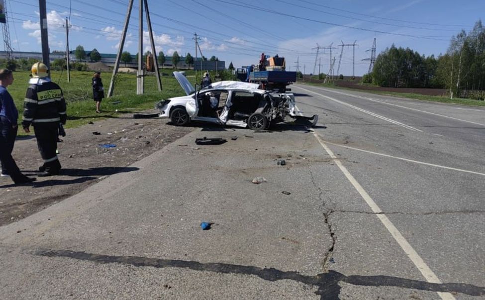 Возле Атлашево 70-летний водитель легковушки погиб при столкновении с манипулятором