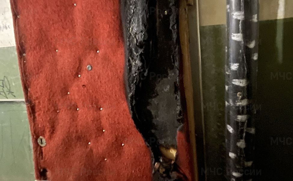 В Новочебоксарске неизвестные подожгли дверь в многоэтажке