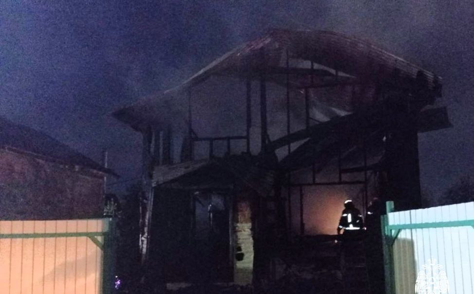 В Чебоксарах из-за непотушенного мангала сгорел двухэтажный частный дом