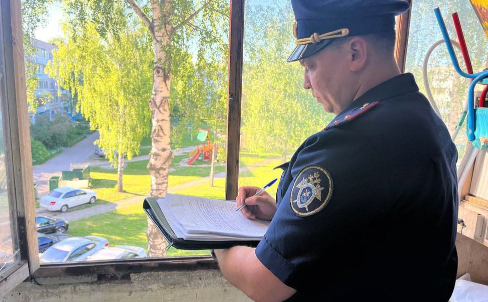 В Чебоксарах 3-летняя девочка выпала из окна третьего этажа. Ребенок госпитализирован