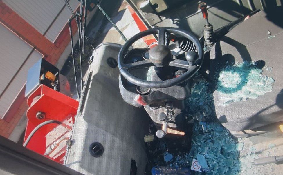 Пьяный чебоксарец разнес заводские ворота и угнал погрузчик, чтобы доехать до дома