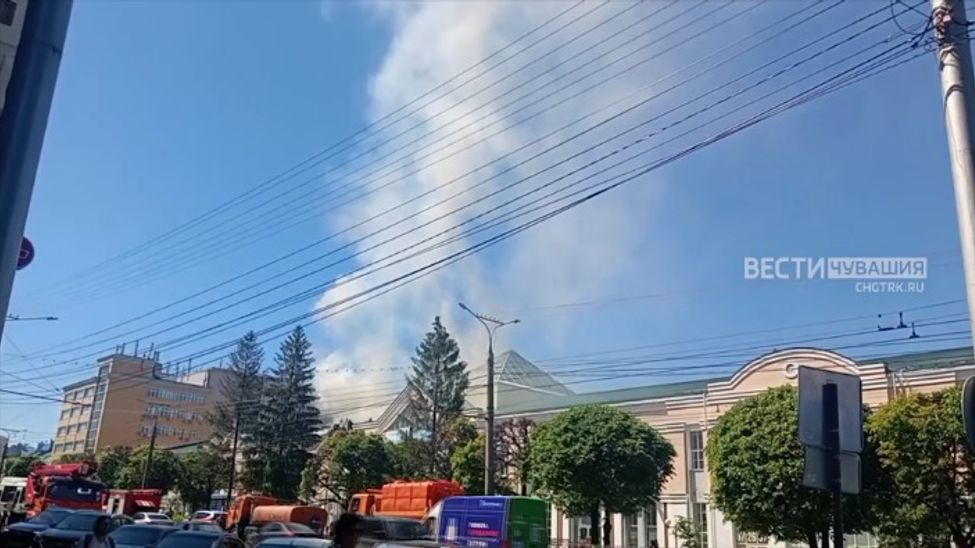 В центре Чебоксар загорелось двухэтажное здание. 300 человек эвакуированы