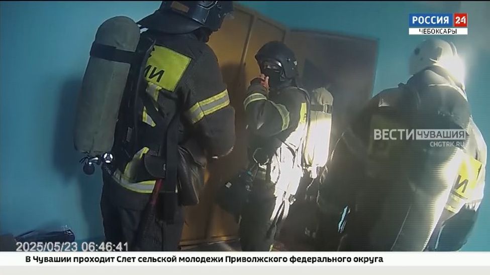 В Чебоксарах спасатели выручили из пожара незадачливых квартирантов