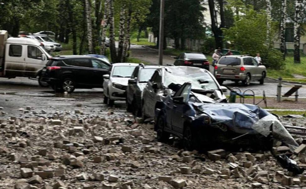 В Чебоксарах с 17 этажа на машины рухнул кирпичный парапет