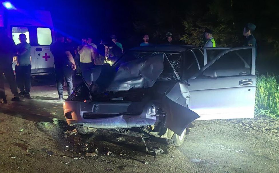 В Батыревском округе подросток за рулем легковушки влетел в трактор