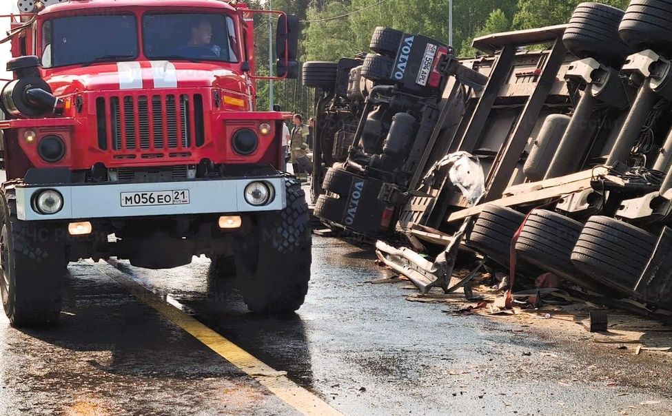 На трассе М-12 в Шумерлинском округе фура столкнулась с ГАЗелью и опрокинулась