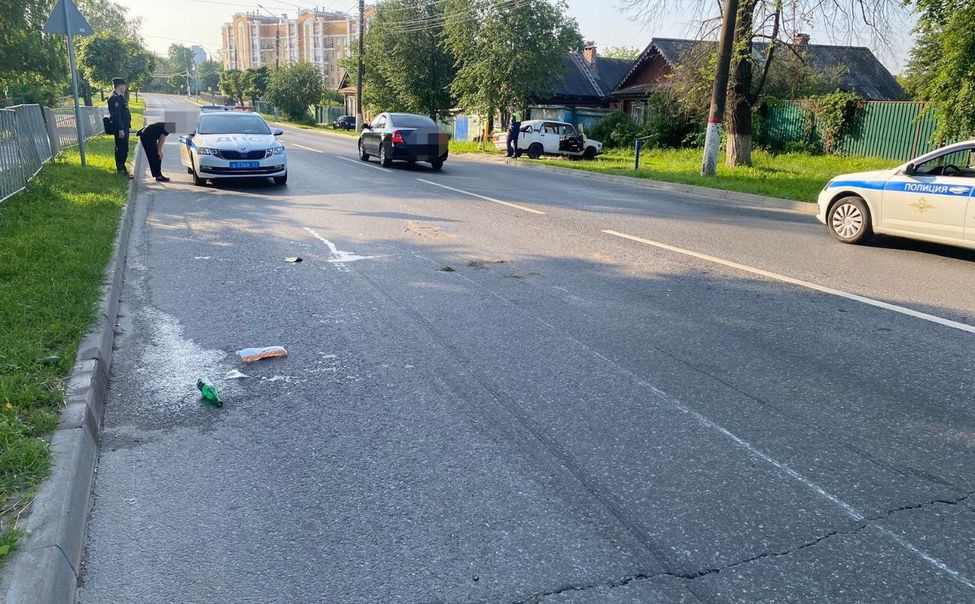 В Чебоксарах автомобиль наехал на бордюр и опрокинулся