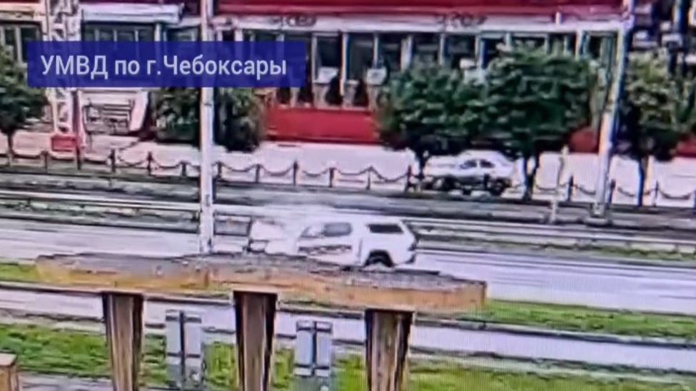 В Чебоксарах внедорожник влетел в столб