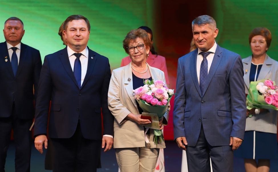 Олег Николаев наградил Знаком отличия двух сотрудников Минздрава Чувашии