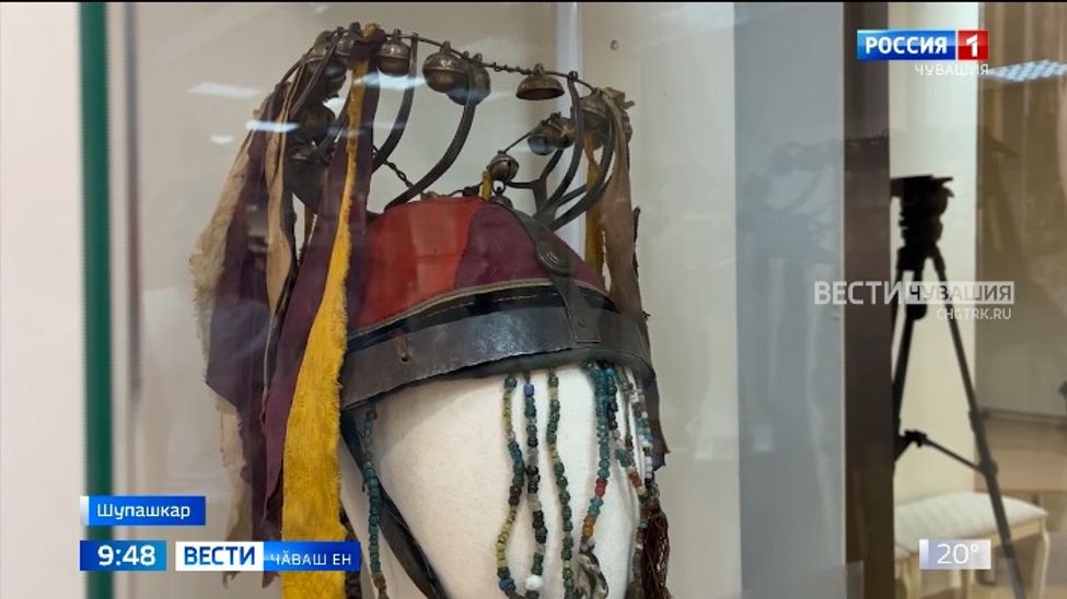 Наци музейӗнче тӗрлӗ халӑхӑн пуҫа тӑхӑнмалли хатӗрӗсемпе паллаштаракан курав уҫӑлчӗ