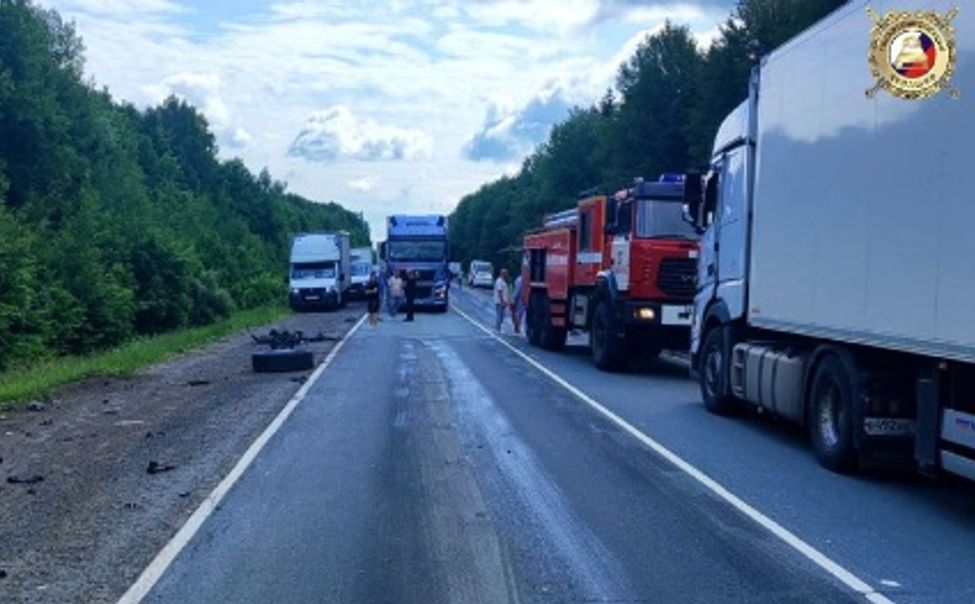 В Чувашии легковушка столкнулась с двумя грузовиками 