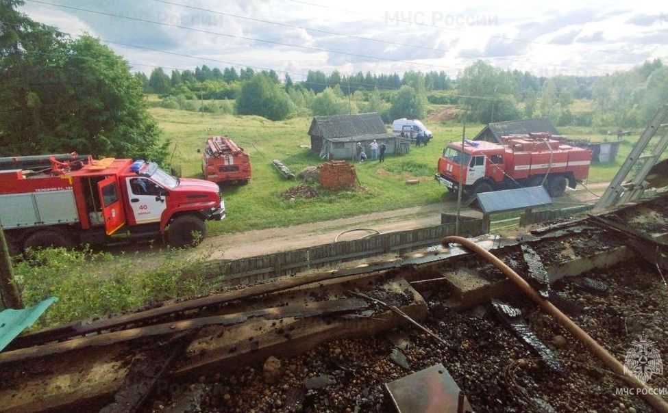 В селе Богатырево загорелись хозпостройки