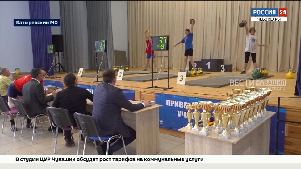 С юбилеем тренера по гиревому спорту Николая Трифонова поздравили благодарные ученики