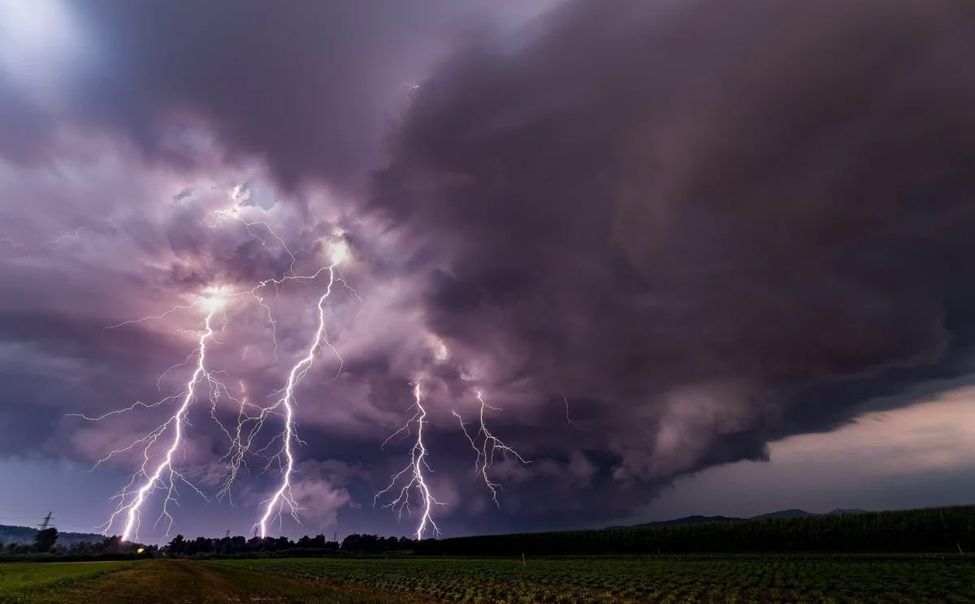 В Чувашии объявлен ЖЁЛТЫЙ уровень опасности из-за грозы и порывистого ветра