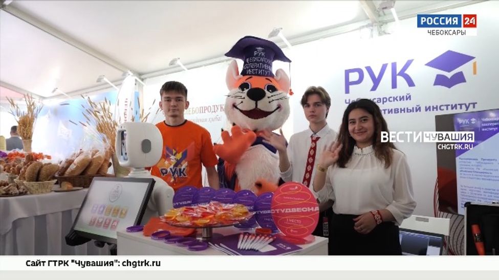 На ЧЭФ свой стенд представил Чебоксарский кооперативный институт