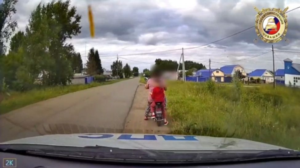 В Урмарах пьяная женщина перевозила ребенка на электровелосипеде