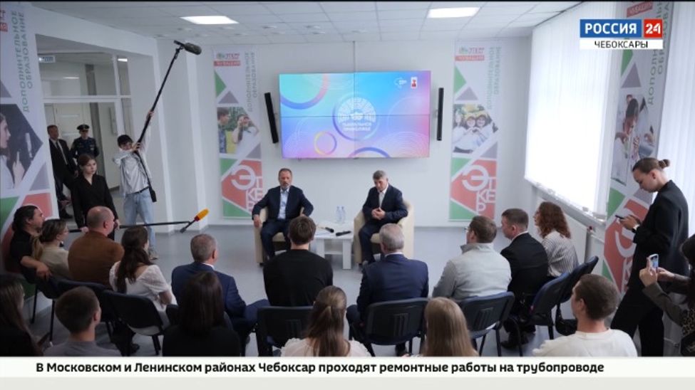 Игорь Комаров пообщался с победителями окружного фестиваля "Театральное Приволжье" в Чебоксарах