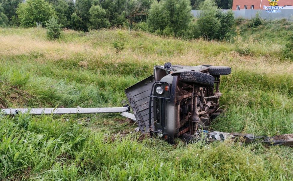 В Моргаушском округе УАЗ вылетел с дороги и перевернулся