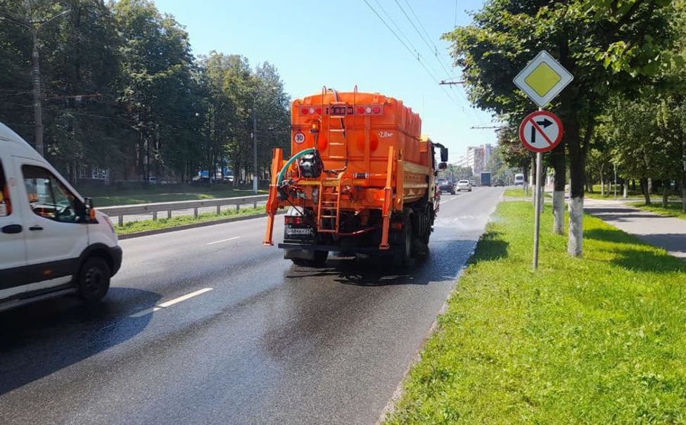 В Чебоксарах из-за жары возобновили полив дорог 