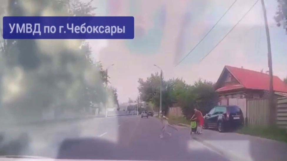 В Чебоксарах 5-летняя девочка с матерью перебегала дорогу и попала под колеса авто