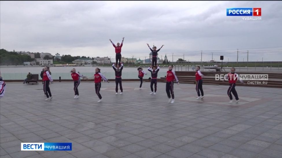 В Чебоксарах представители спортивной аэробики заряжают энергией горожан и гостей столицы