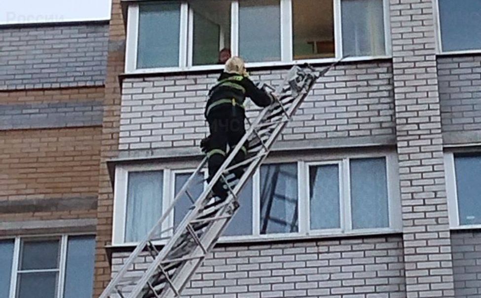 В Чебоксарах спасатели пришли на помощь 6-летней девочке, запертой в квартире