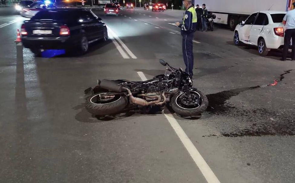 В ДТП на окраине Чебоксар мотоциклист получил множественные переломы 