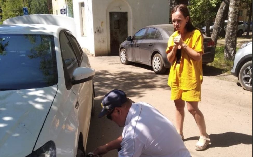 В Канаше автоинспекторы помогли автоледи