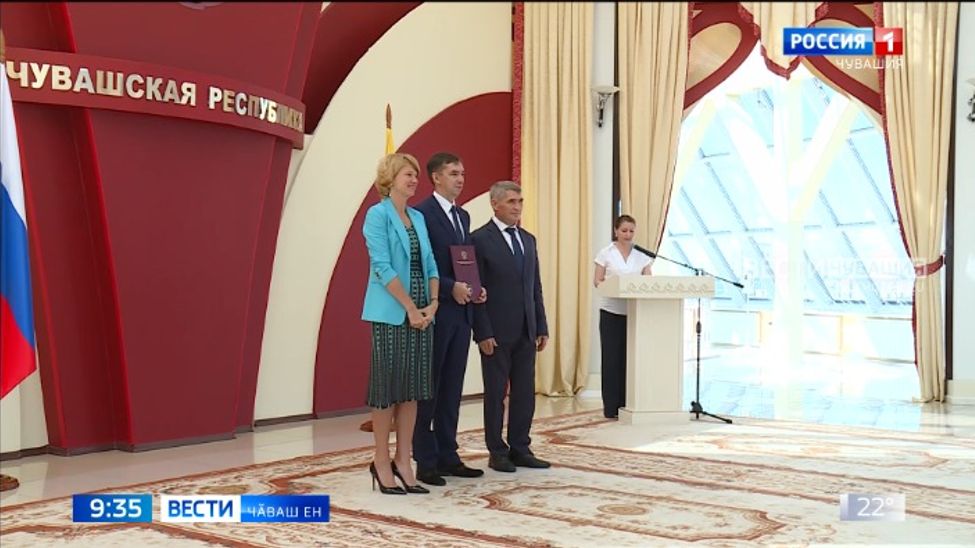 Республика Пуҫлӑхӗ тата Раҫҫей ял хуҫалӑх министрӗ агропромышленность тытӑмӗнче тӑрӑшакансене чысларӗҫ