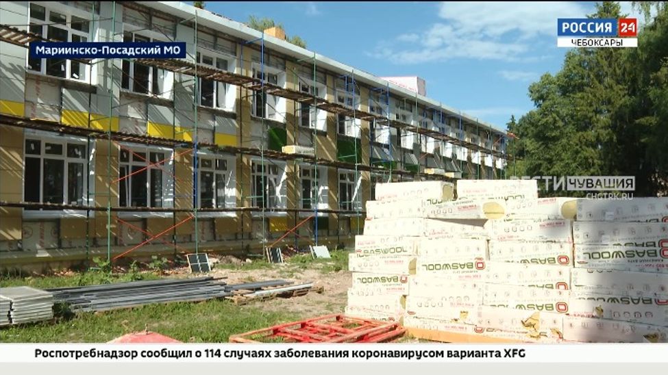 Олег Николаев проверил ход капремонта школы и дороги в Мариинско-Посадском округе