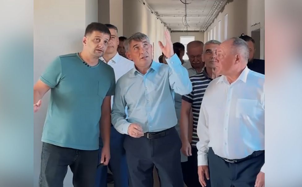 Олег Николаев проверил ход капремонта школы в Яльчикском округе