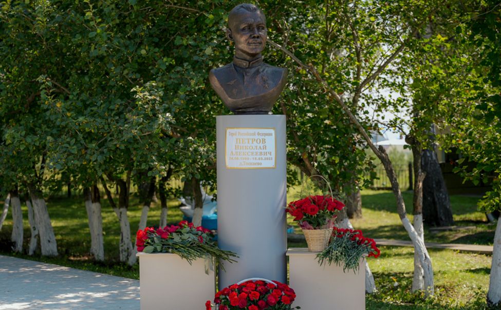 Глава Чувашии принял участие в открытии памятника Герою России в Яльчиках