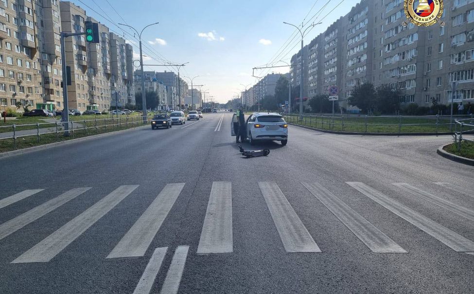 В Чебоксарах 7-летний мальчик на электросамокате попал под колеса автомобиля