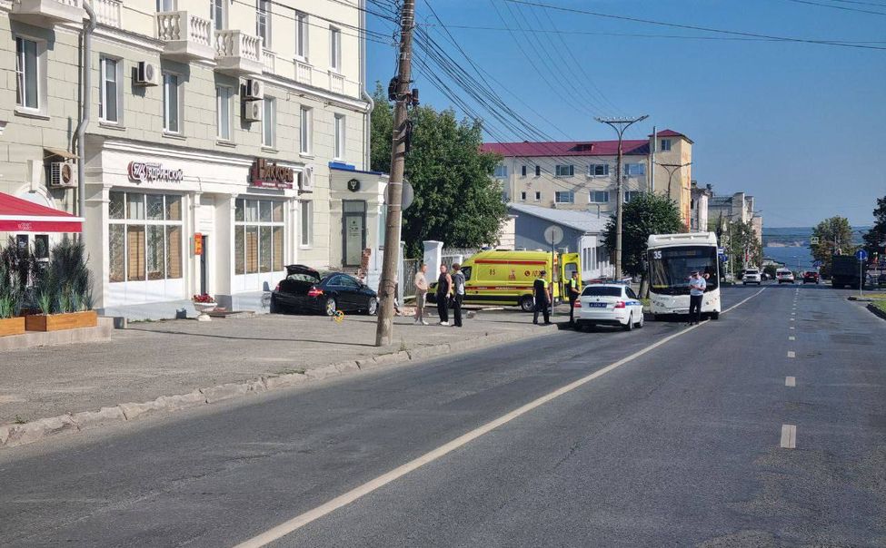 В Чебоксарах водитель иномарки потерял сознание и влетел в здание. 2 человек госпитализированы