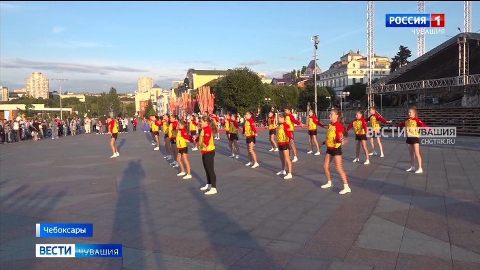 200 спортсменов устроили яркое шоу аэробики на Красной площади Чебоксар