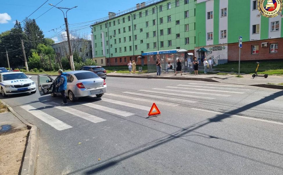 В Чебоксарах водитель иномарки, обгоняя троллейбус на пешеходном переходе, сбил ребенка