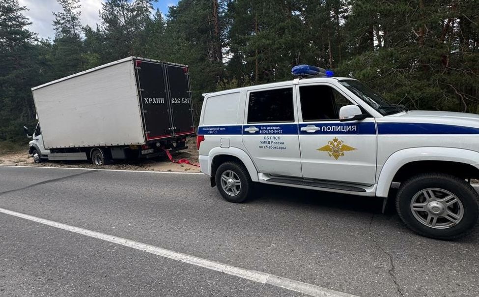 В Заволжье патрульные помогли водителю грузовика, увязшего в песке